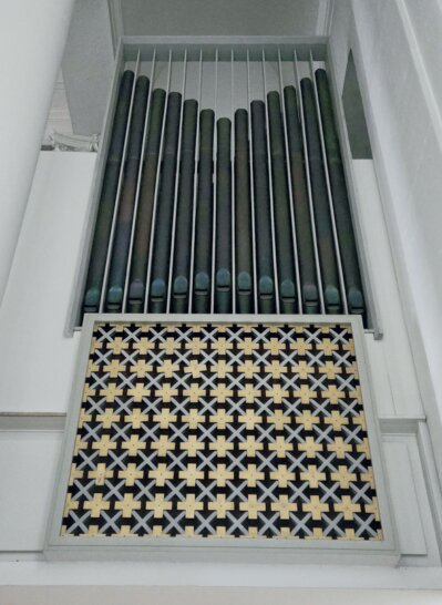 Blick auf Spieltisch und Pfeifen der Orgel